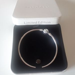 Pandora Dainty Bow Limited Edition Bangle